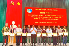 Kông Chro: Khen thưởng 30 Người có uy tín trong đồng bào dân tộc thiểu số. Ảnh: Ngọc Minh
