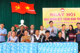 Trưởng Ban tuyên giáo Tỉnh ủy Huỳnh Thế Mạnh dự Ngày hội Đại đoàn kết toàn dân tộc tại làng Mông. Ảnh: Ngọc Minh 