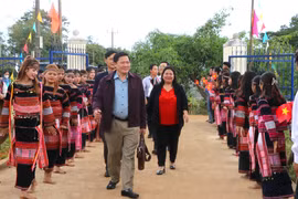 Phó Chủ tịch Thường trực HĐND tỉnh Trương Văn Đạt dự Ngày hội Đại đoàn kết toàn dân tộc tại làng Kon Lanh Te. Ảnh: Ngọc Minh