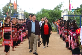 Phó Chủ tịch Thường trực HĐND tỉnh Trương Văn Đạt dự Ngày hội Đại đoàn kết toàn dân tộc tại làng Kon Lanh Te. Ảnh: Ngọc Minh