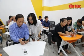 Bình dân học vụ số của những mái đầu bạc - Bài 1: Lớp học 'tóc bạc' và những người thầy tuổi đôi mươi