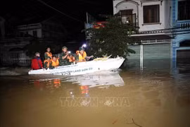 Xuyên đêm hỗ trợ người dân ở vùng 'rốn lũ' Lạng Sơn