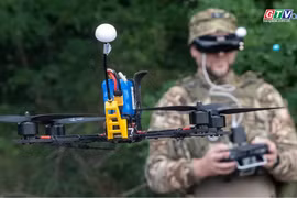Ukraine tung đòn drone tấn công 14 vùng của Nga