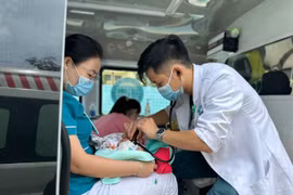 Gia Lai: Cấp cứu ngoại viện, cứu sống em bé sinh non người Lào