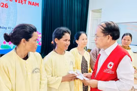Hội Chữ thập đỏ tỉnh Gia Lai tặng 90 suất quà cho trẻ em mồ côi, bệnh nhân khó khăn