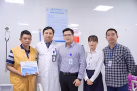 Bệnh viện Hùng Vương Gia Lai trao tiền hỗ trợ bệnh nhân khó khăn