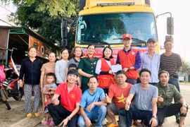 Trao hàng hóa cứu trợ bà con vùng lũ Nghệ An