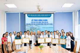 Trao bằng khen của Chủ tịch UBND tỉnh cho các tập thể, cá nhân Bệnh viện Đại học Y Dược-Hoàng Anh Gia Lai