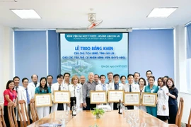 Trao bằng khen của Chủ tịch UBND tỉnh cho các tập thể, cá nhân Bệnh viện Đại học Y Dược-Hoàng Anh Gia Lai