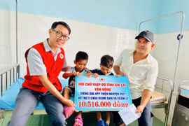 Hội Chữ thập đỏ Gia Lai trao tiền hỗ trợ 2 cháu bị tai nạn giao thông tại xã Phú Thiện