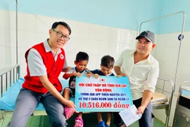 Trao tiền hỗ trợ 2 bệnh nhi bị tai nạn giao thông tại xã Phú Thiện