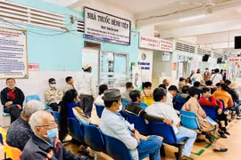 Nhiều người cao tuổi bất ngờ trước việc giảm mức hưởng BHYT từ 100% xuống 80%