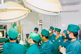 Bệnh viện Quân y 211 triển khai phẫu thuật nội soi tán sỏi thận qua da