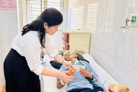 Bệnh viện Đa khoa Gia Lai tặng quà, phát cơm miễn phí cho bệnh nhân nghèo