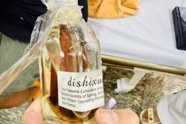 Gia Lai: Nuốt nhầm dầu thơm, 1 cháu bé nhập viện vì ngộ độc