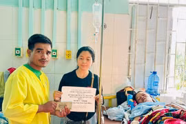 Trao tiền hỗ trợ bệnh nhân bị tai nạn lao động đứt lìa chân