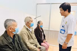 Người cao tuổi bức xúc vì phải trả tạm ứng 20% chi phí khám-chữa bệnh BHYT