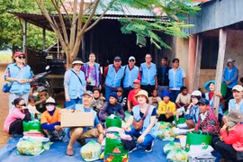 Tặng quà người nghèo, bệnh nhân phong ở huyện Mang Yang và Ia Pa