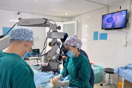 Bệnh viện Mắt Quốc tế Sài Gòn-Gia Lai: Cấp cứu thành công trẻ bị đạn ná cao su bắn vào mắt