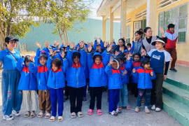 Gia Lai: Nhiều phần quà trao tặng người nghèo và học sinh có hoàn cảnh khó khăn