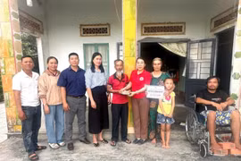 Hội Chữ thập đỏ xã Kông Bơ La trao trên 33 triệu đồng trợ giúp 3 trẻ mồ côi