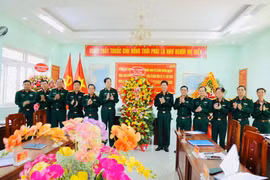 Tư lệnh Quân đoàn 34 thăm, chúc mừng Bệnh viện Quân y 211 