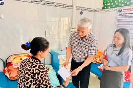 Lãnh đạo Sở Y tế Gia Lai thăm, tặng quà bệnh nhân có hoàn cảnh khó khăn 