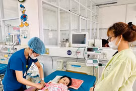 Gia Lai: Lọc máu liên tục 53 giờ, cứu sống bệnh nhi sốc phản vệ do bị ong khoái đốt