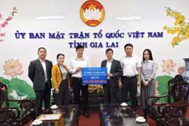 Hệ thống Y tế Hùng Vương trao 400 triệu đồng hỗ trợ người dân bị thiệt hại do lũ lụt