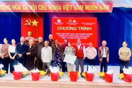 Trao 200 suất quà cho người nghèo xã Phú Thiện