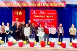Trao 200 suất quà cho người nghèo xã Phú Thiện