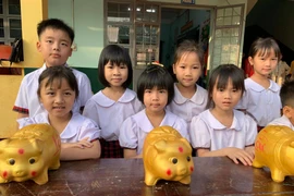 Học sinh Trường Tiểu học Tôn Đức Thắng “Nuôi heo đất bằng tiền lì xì giúp bạn nghèo”