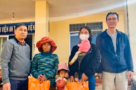 Trung tâm Y tế huyện Chư Sê tặng quà bệnh nhân nằm điều trị trong dịp Tết