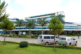 Chủ tịch UBND tỉnh khen thưởng các tập thể, cá nhân Bệnh viện Đại học Y dược-Hoàng Anh Gia Lai