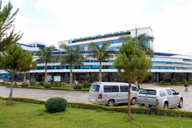 Chủ tịch UBND tỉnh khen thưởng các tập thể, cá nhân Bệnh viện Đại học Y dược-Hoàng Anh Gia Lai