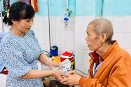 Nhà hảo tâm tặng 232 suất quà đến bệnh nhân nghèo tại Bệnh viện Đa khoa Gia Lai