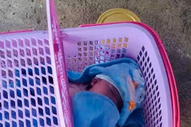 Gia Lai: Bé trai hơn 1 tháng tuổi bị bỏ rơi trước cổng nhà dân