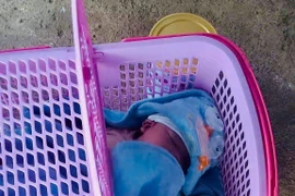 Gia Lai: Bé trai hơn 1 tháng tuổi bị bỏ rơi trước cổng nhà dân