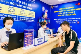 Người dân Gia Lai đi tiêm vắc xin sốt xuất huyết