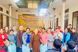 Khám bệnh, tặng quà 300 bệnh nhân phong và người dân khó khăn xã Bàu Cạn