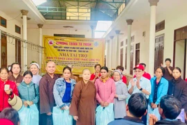 Khám bệnh, tặng quà 300 bệnh nhân phong và người dân khó khăn xã Bàu Cạn