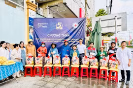 Nha khoa thẩm mỹ Happy Smile tặng 50 suất quà cho người nghèo