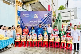 Nha khoa thẩm mỹ Happy Smile tặng 50 suất quà cho người nghèo