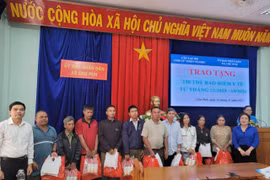 CLB Cơm từ thiện Pleiku tặng thẻ BHYT cho người nghèo và học sinh khó khăn