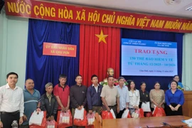 CLB Cơm từ thiện Pleiku tặng thẻ BHYT cho người nghèo và học sinh khó khăn