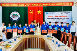 Tặng thẻ BHYT cho 84 sinh viên có hoàn cảnh khó khăn tại Trường Cao đẳng Gia Lai