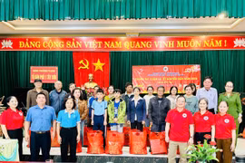 Pleiku trao 55 suất quà Tết cho người dân khó khăn