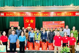 Pleiku trao 55 suất quà Tết cho người dân khó khăn