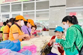 400 bệnh nhân nghèo Gia Lai mua sắm miễn phí tại “Phiên chợ Từ tâm”