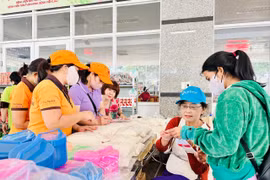 400 bệnh nhân nghèo Gia Lai mua sắm miễn phí tại “Phiên chợ Từ tâm”